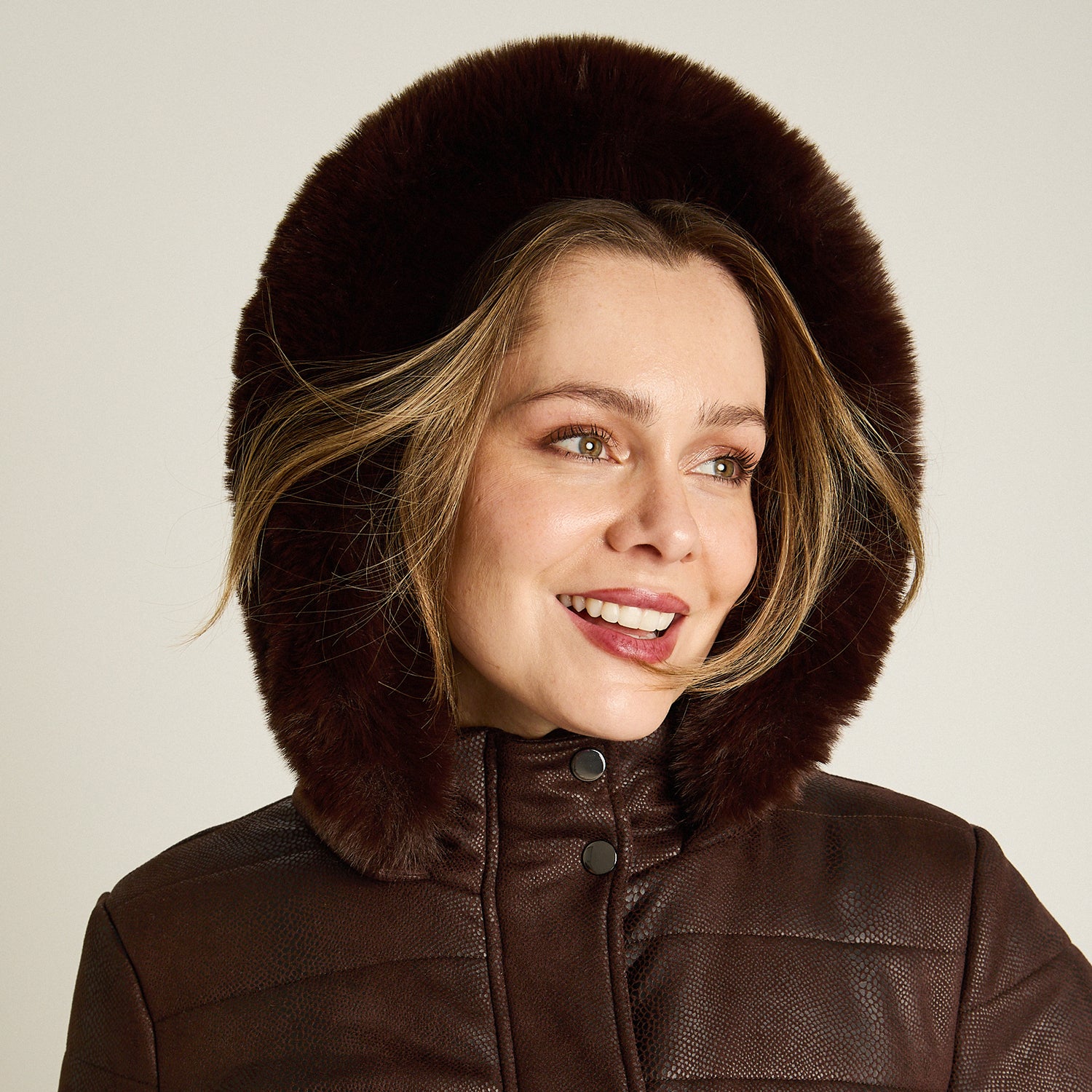 Parka Cafe Manga Larga Elasticidad Nula Con Forro Calce Normal Tela Plano