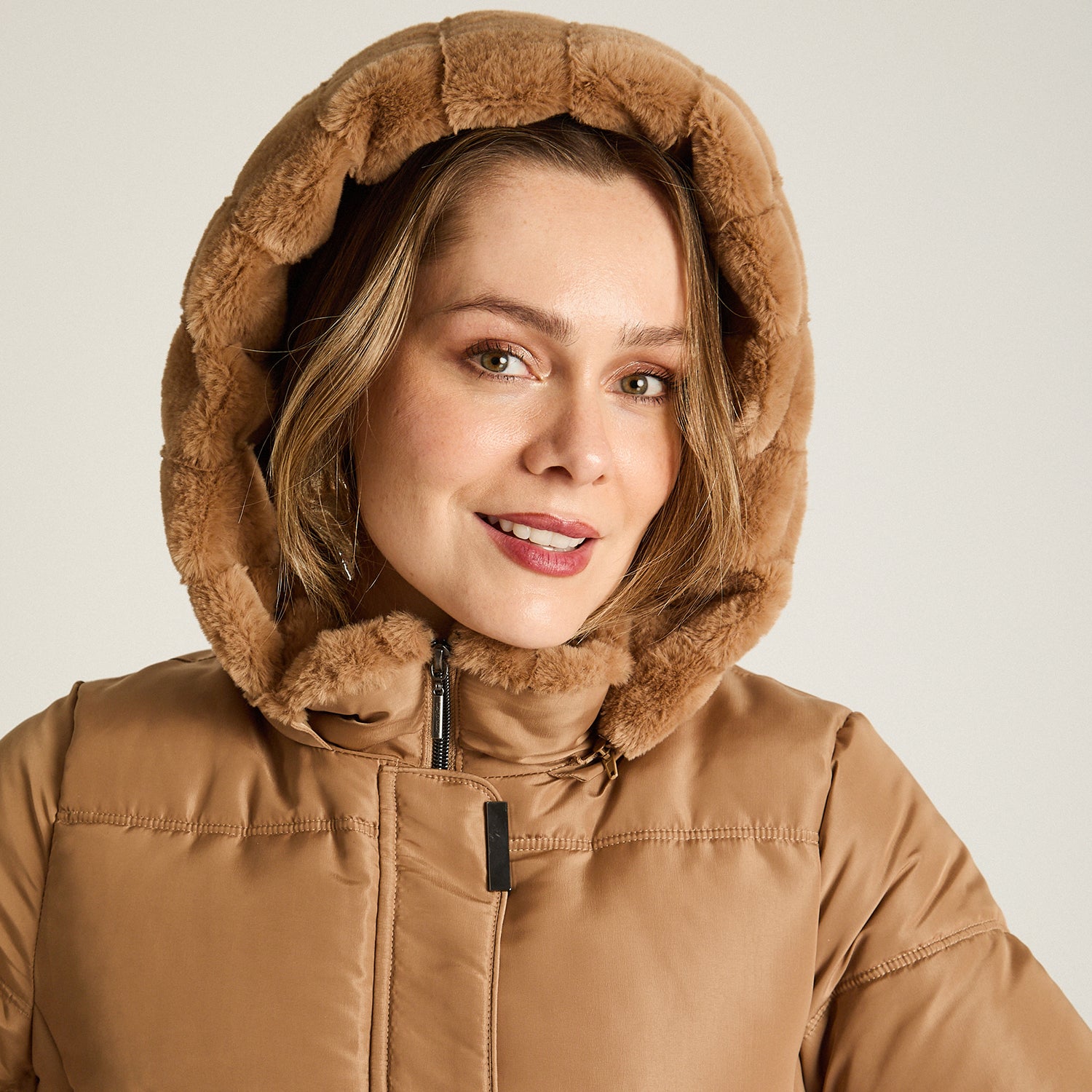 Parka Camel Manga Larga Elasticidad Nula Con Forro Calce Normal Tela Plano