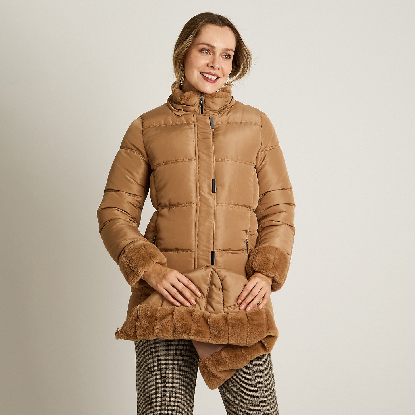 Parka Camel Manga Larga Elasticidad Nula Con Forro Calce Normal Tela Plano