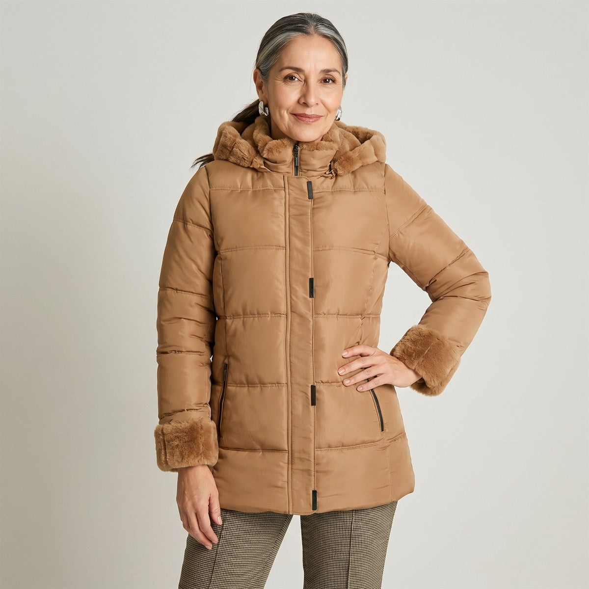 Parka Larga Camel con Gorro Peludo en modelo adulta