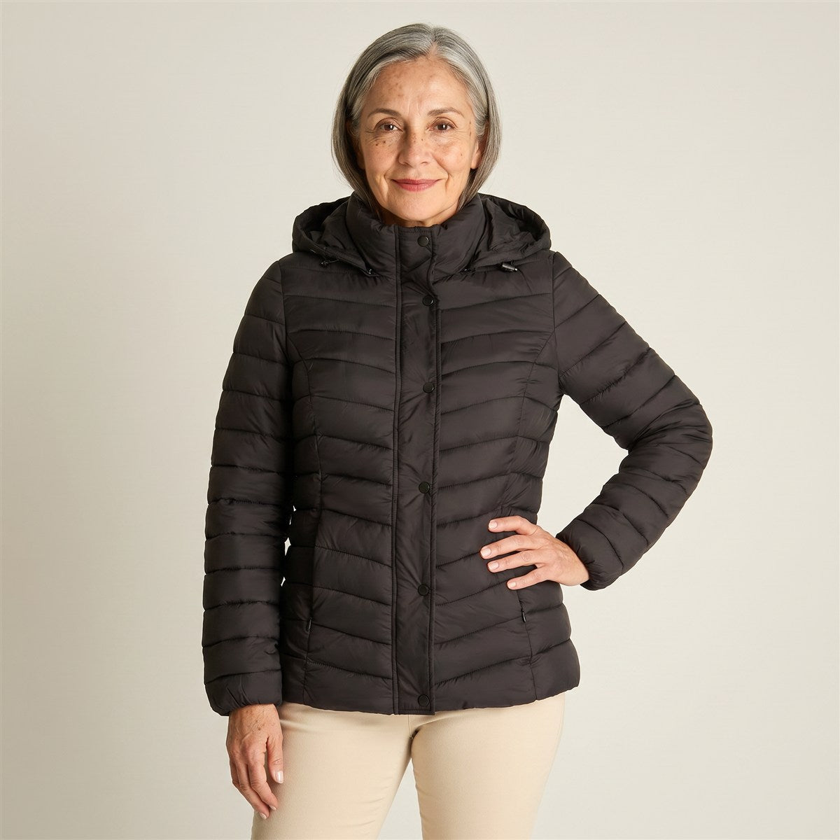 Parka Corta con Gorro Desmontable Diseño Quilted en modelo adulta
