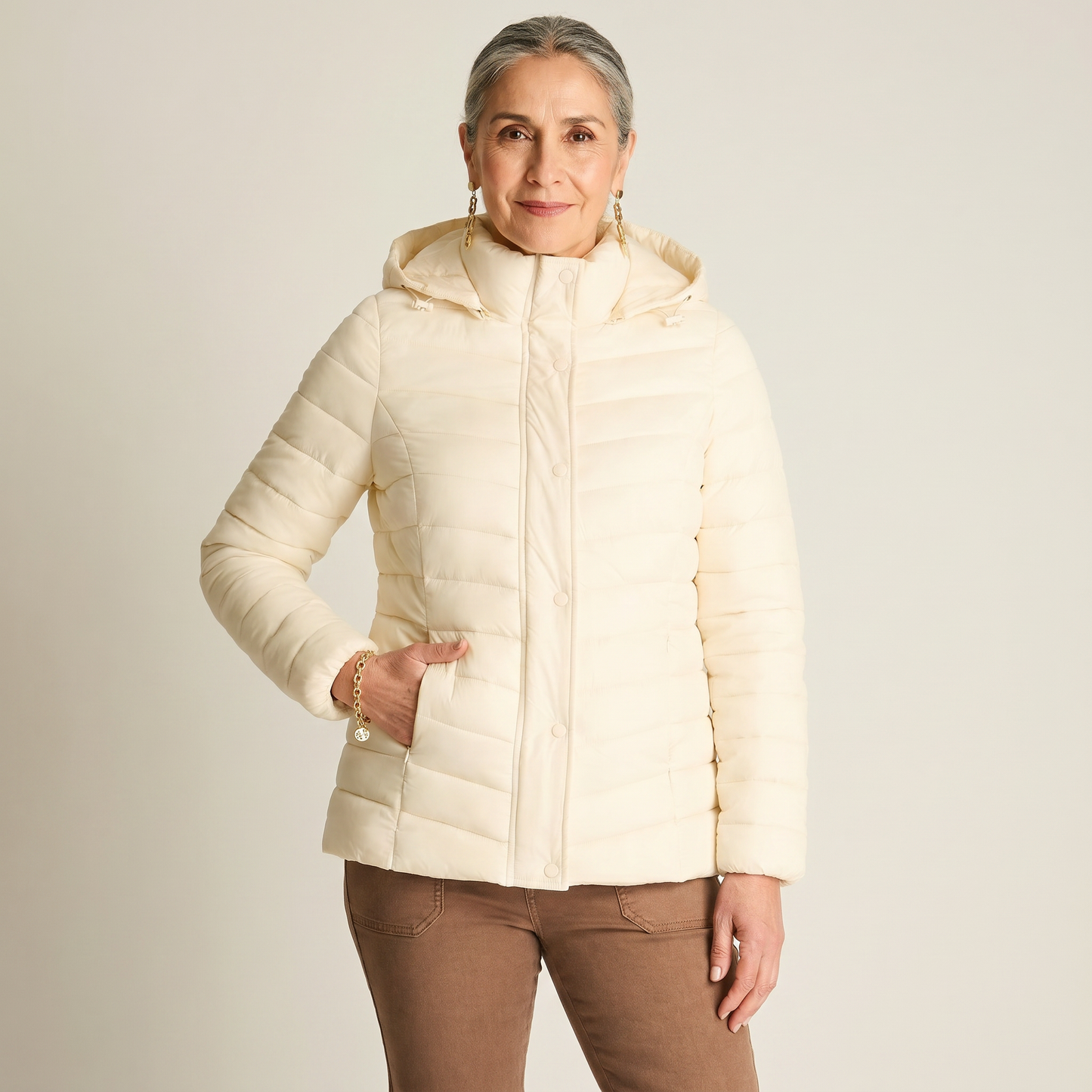 Parka Corta Quilted Arena en modelo adulta