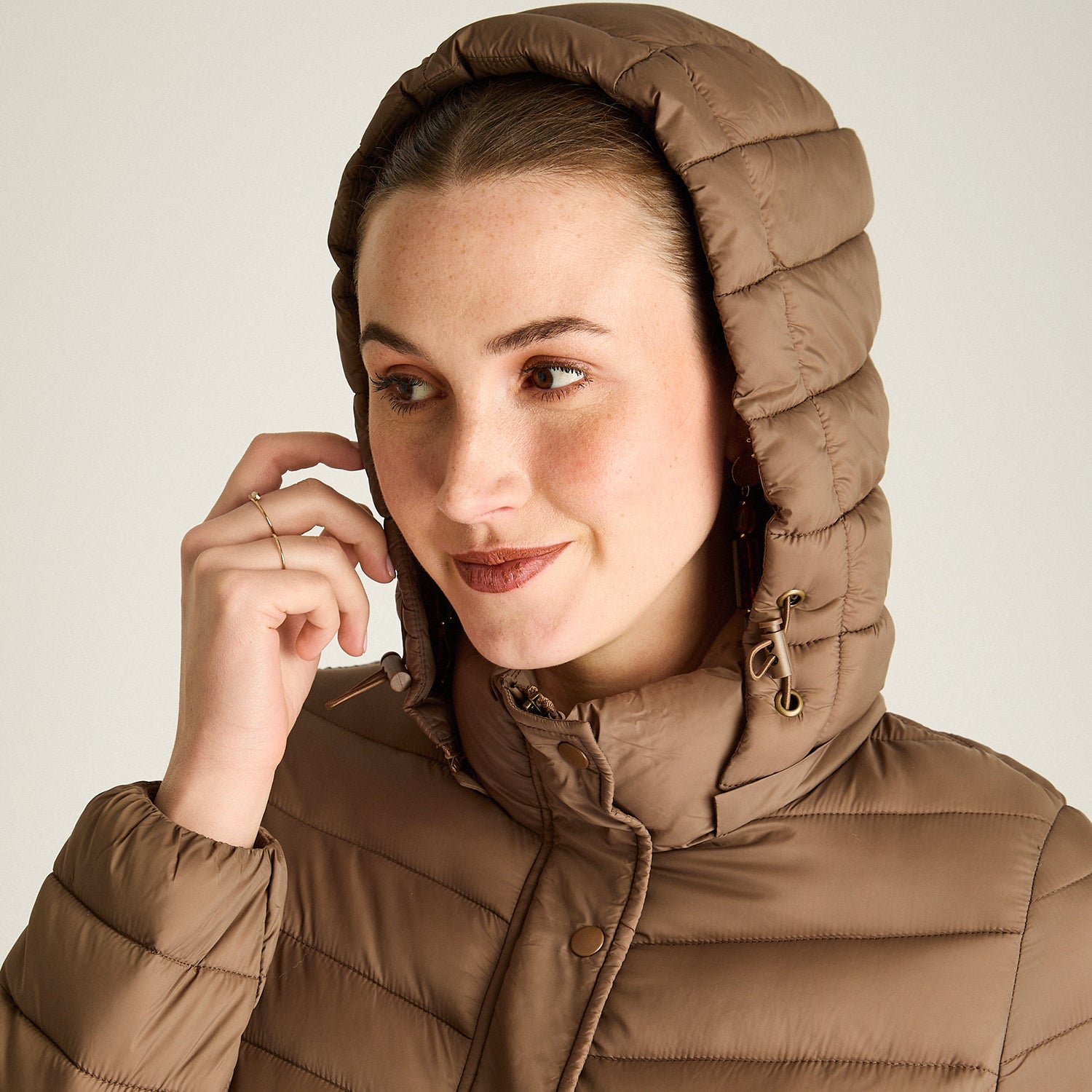 Parka Taupe Manga Larga Elasticidad Nula Sin Forro Calce Normal Tela Plano