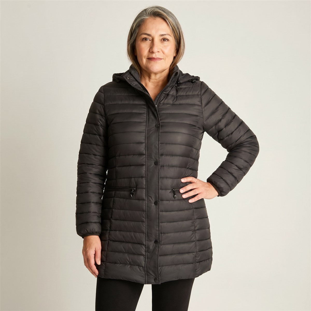 Parka Larga Negra con Diseno Quilted y Gorro Desmontable en modelo adulta