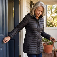 Parka Larga Negra con Diseño Quilted y Gorro Desmontable lifestyle