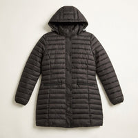 Parka Larga Negra con Diseño Quilted y Gorro Desmontable en plano