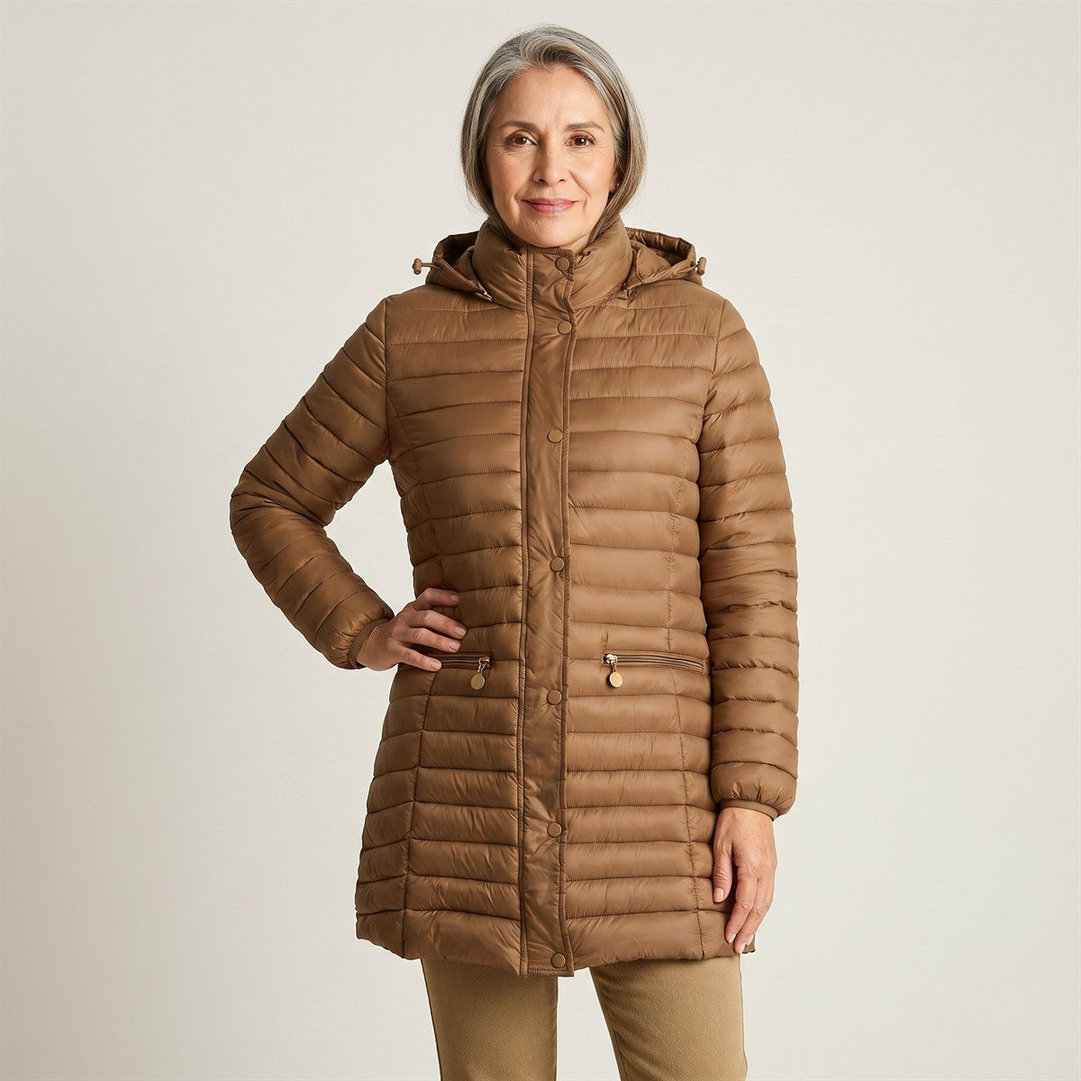 Parka Larga Café con Diseño Quilted en modelo adulta