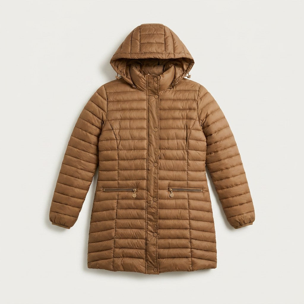 Parka Larga Café con Diseño Quilted y Gorro Desmontable en plano