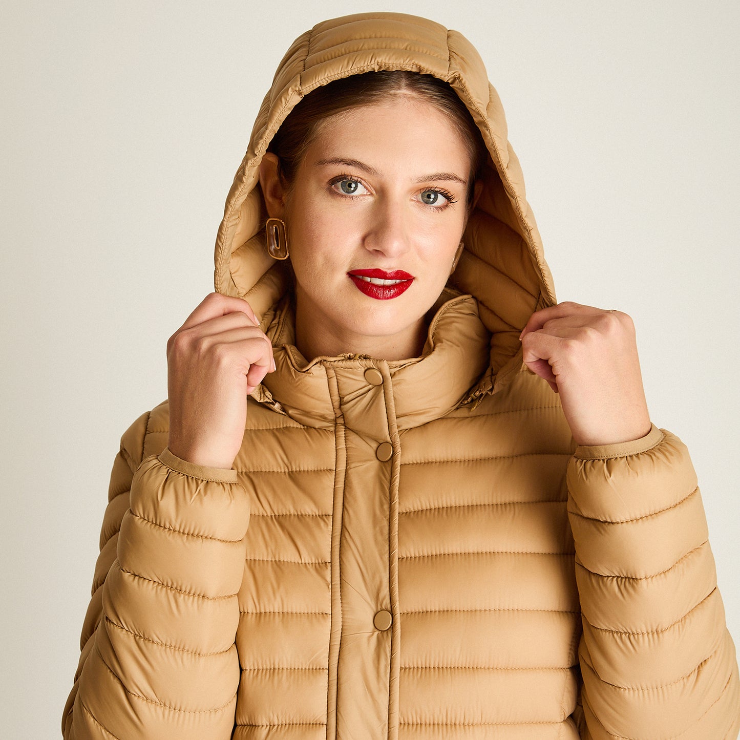 Parka Camel Manga Larga Elasticidad Nula Sin Forro Calce Normal Tela Plano