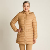 Parka Larga Camel con Diseno Quilted y Gorro Desmontable en modelo adulta