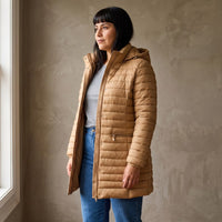 Parka Larga Camel con Diseño Quilted y Gorro Desmontable lifestyle