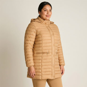 Parka Larga Camel con Diseno Quilted y Gorro Desmontable en modelo plus size