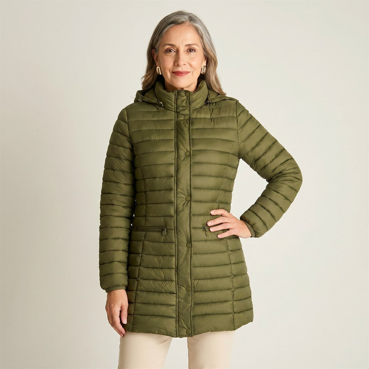 Parka Larga Verde con Diseño Quilted y Gorro Desmontable en modelo adulta