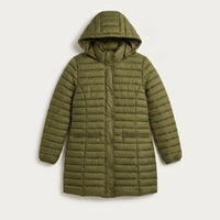 Parka Larga Verde con Diseño Quilted y Gorro Desmontable en plano