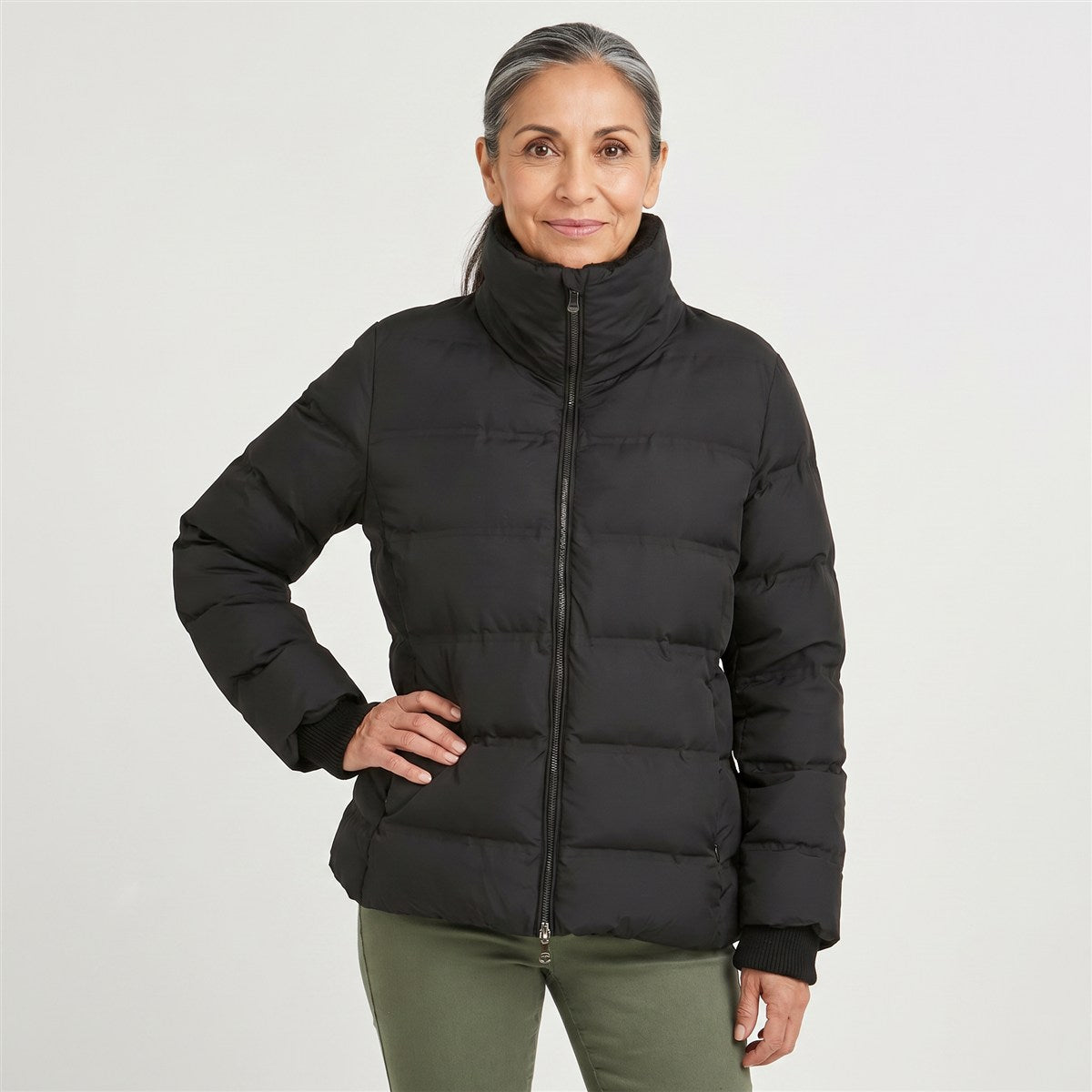 Parka corta negra con detalle de tejido en mangas y cuello en modelo adulta