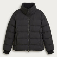 Parka corta negra con detalle de tejido en mangas y cuello en plano