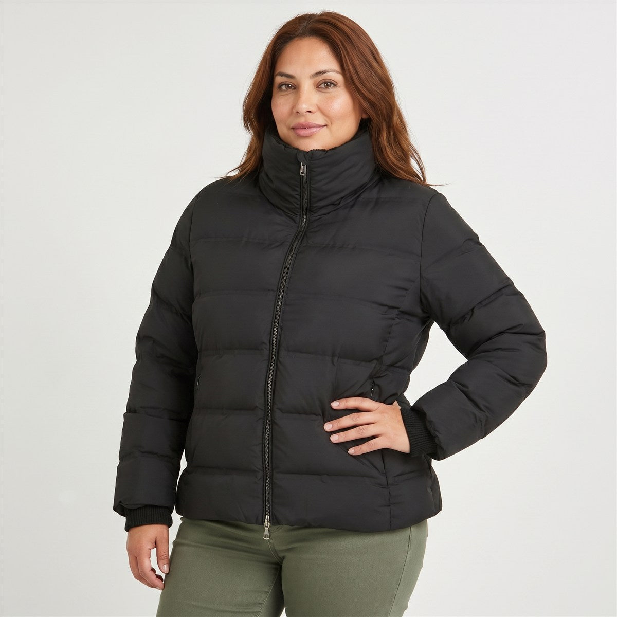 Parka corta negra con detalle de tejido en mangas y cuello en modelo plus size