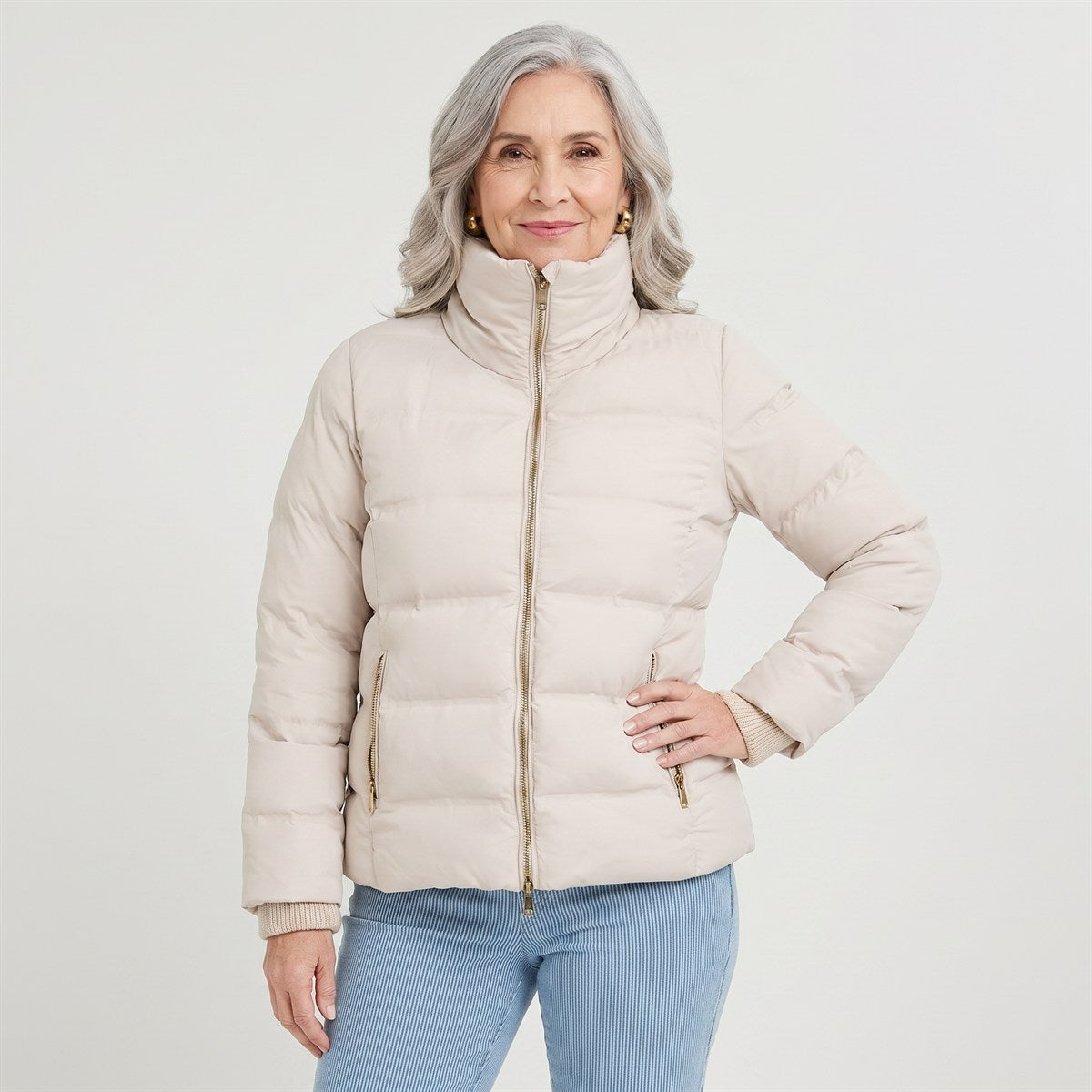 Parka corta beige con detalle de tejido en mangas y cuello en modelo adulta