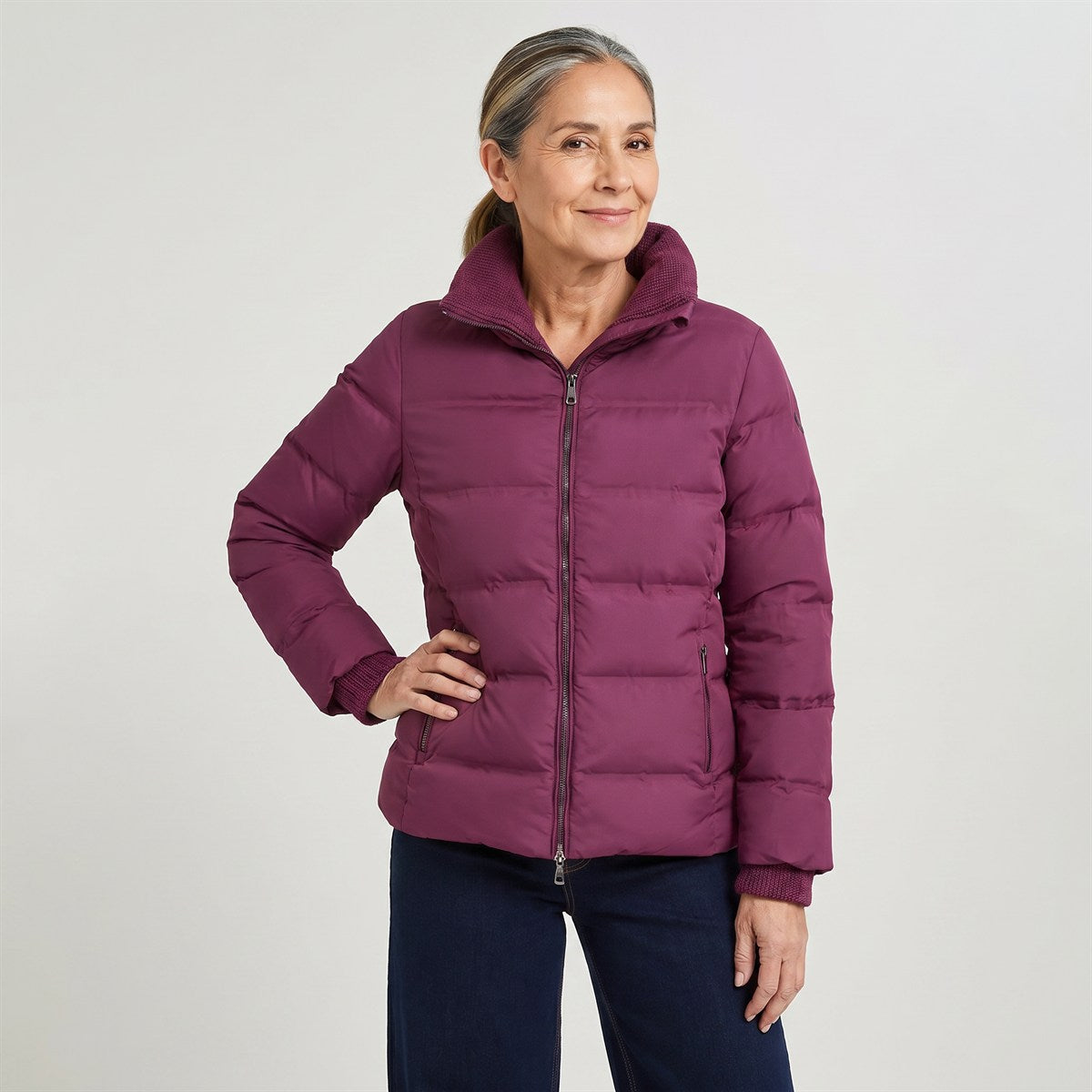Parka corta burdeo con detalle de tejido en mangas y cuello en modelo adulta
