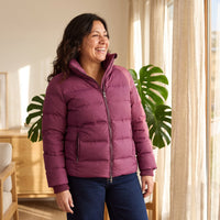 Parka corta burdeo con detalle de tejido en mangas y cuello lifestyle
