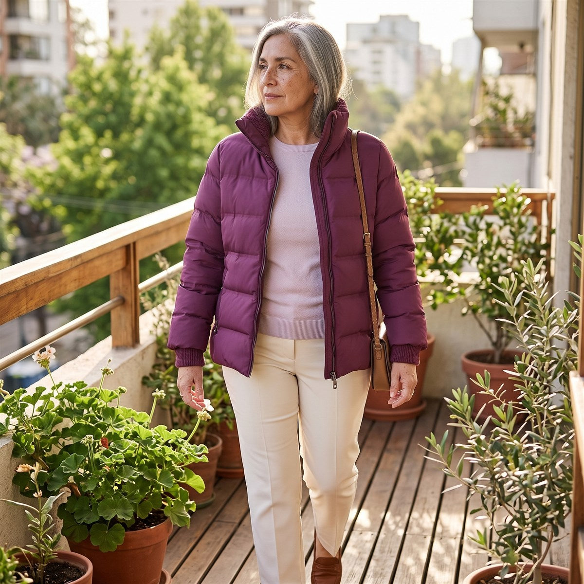Parka corta burdeo con detalle de tejido en mangas y cuello lifestyle