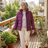 Parka corta burdeo con detalle de tejido en mangas y cuello lifestyle