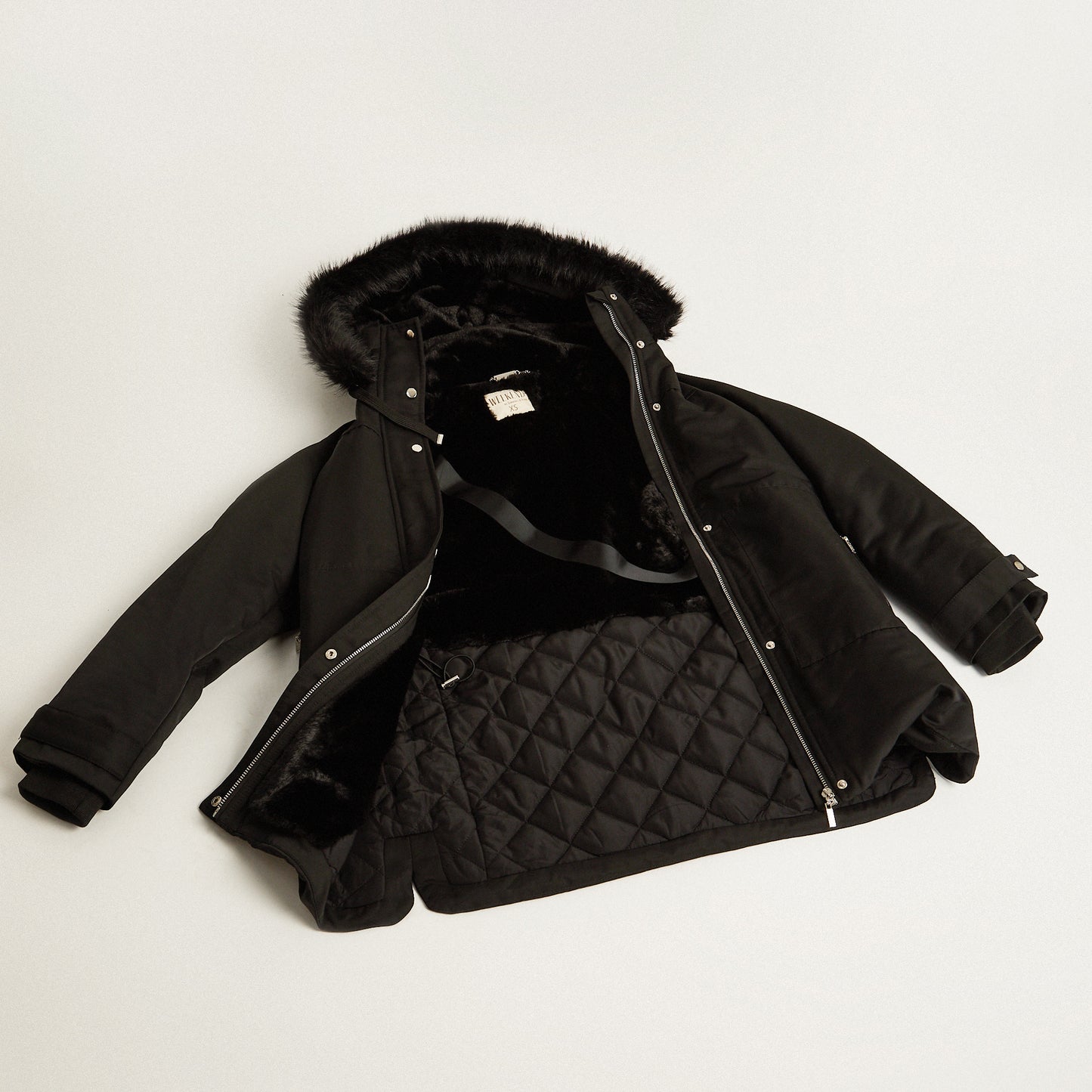 Parka Negro Manga Larga Elasticidad Nula Con Forro Calce Normal Tela Plano