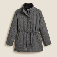 Parka Negra con Estampado Espiga y Cordón en Cintura en plano