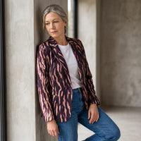 Blazer Estampado Negro con Corte Clásico lifestyle