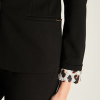 Blazer Negro con Detalle Animal Print