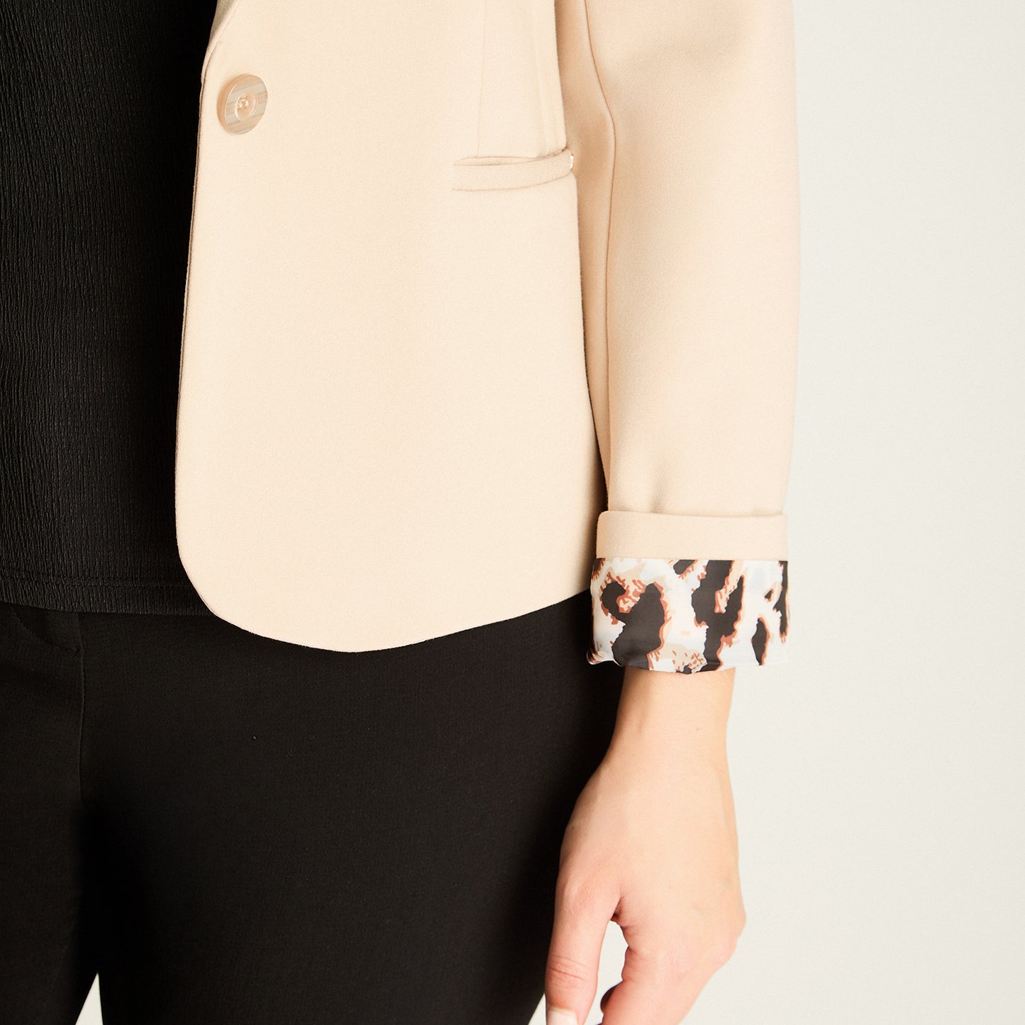 Blazer Beige con Puños Animal Print