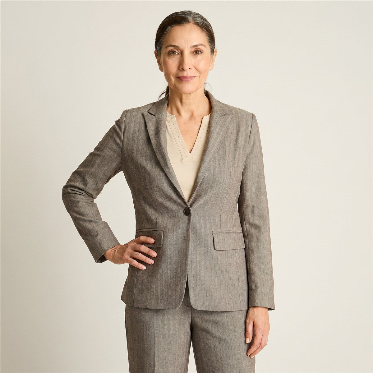 Blazer Gris Clasico con Bolsillos y Solapa en modelo adulta
