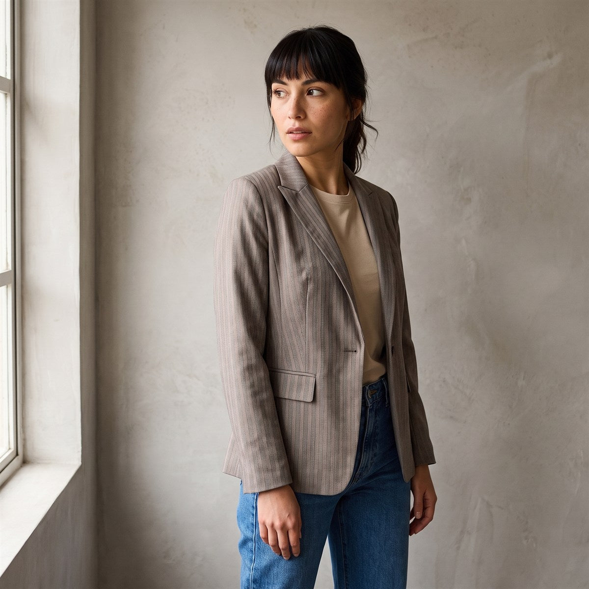 Blazer Gris Clásico con Bolsillos y Solapa lifestyle