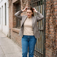 Blazer Gris Clásico con Bolsillos y Solapa lifestyle