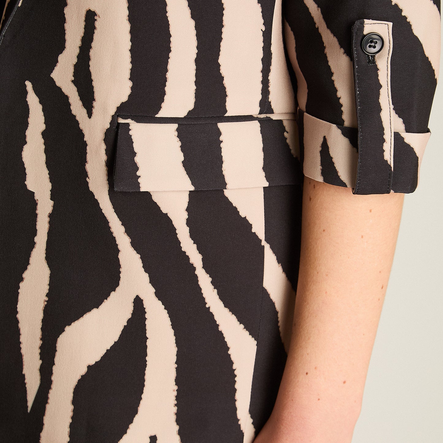 Blazer Negro Manga 3/4 Elasticidad Nula Con Forro Calce Normal Tela Plano