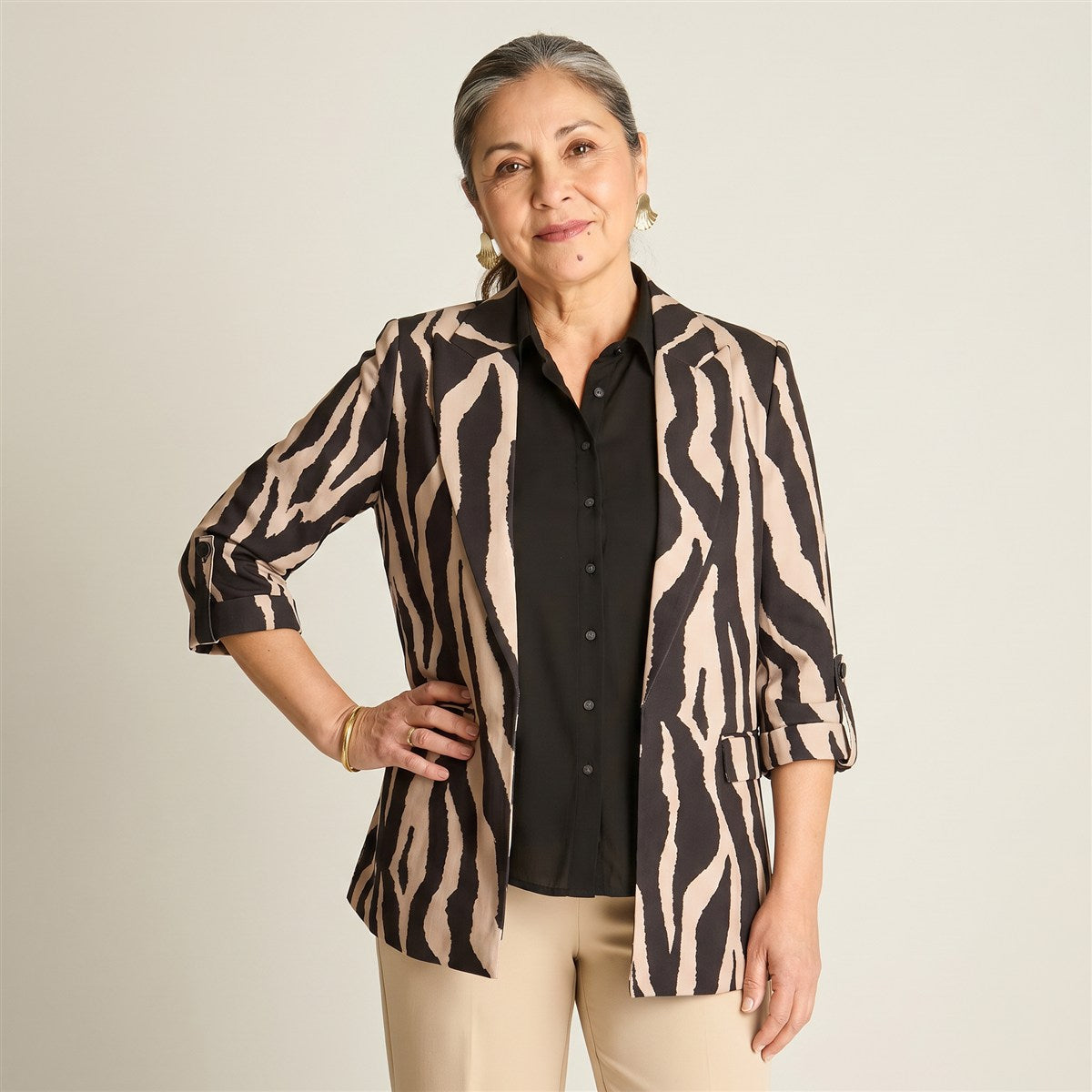 Blazer Negro Manga 3/4 con Bolsillos y Solapa en modelo adulta