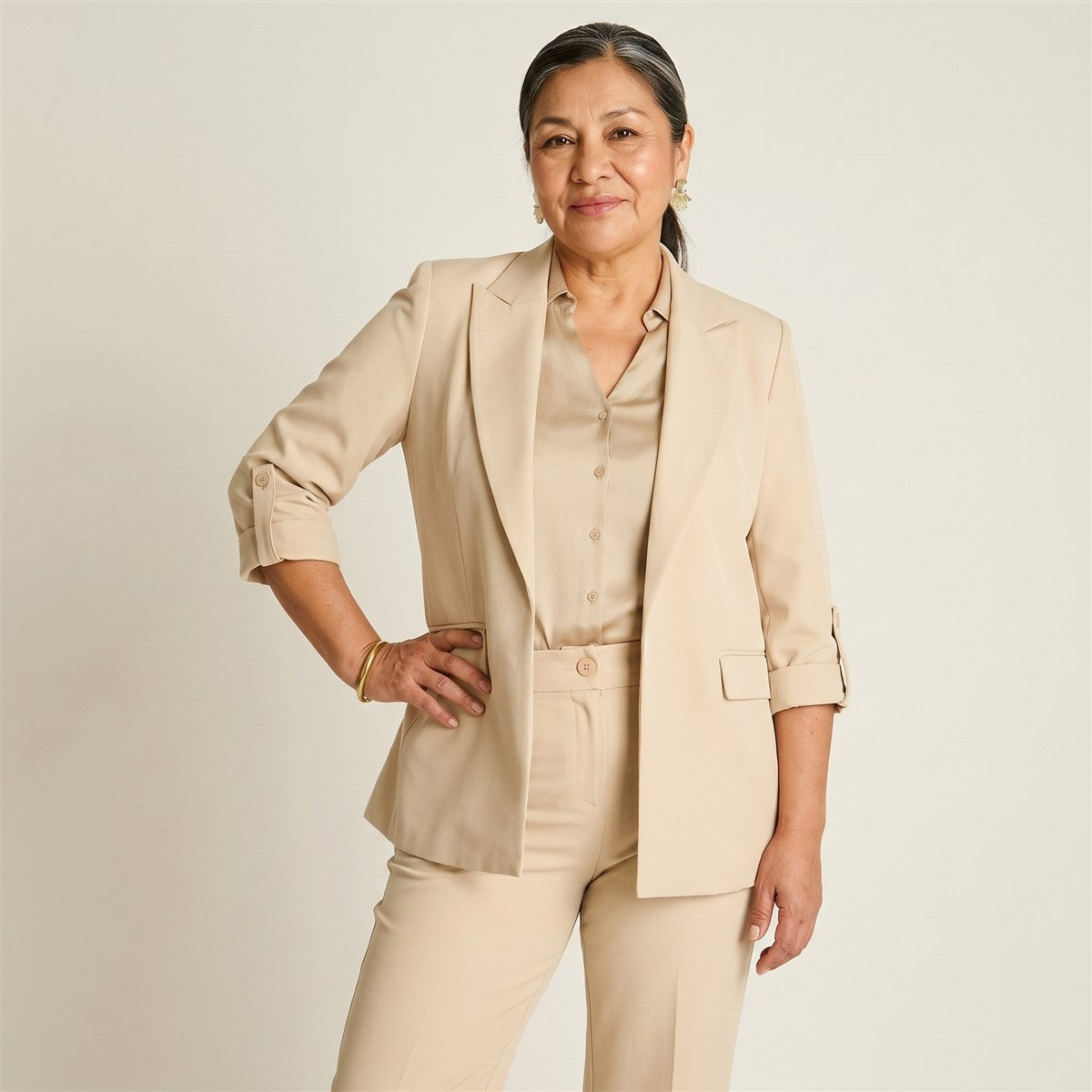 Blazer Beige Manga 3/4 con Bolsillos y Solapa en modelo adulta