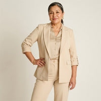 Blazer Beige Manga 3/4 con Bolsillos y Solapa en modelo adulta