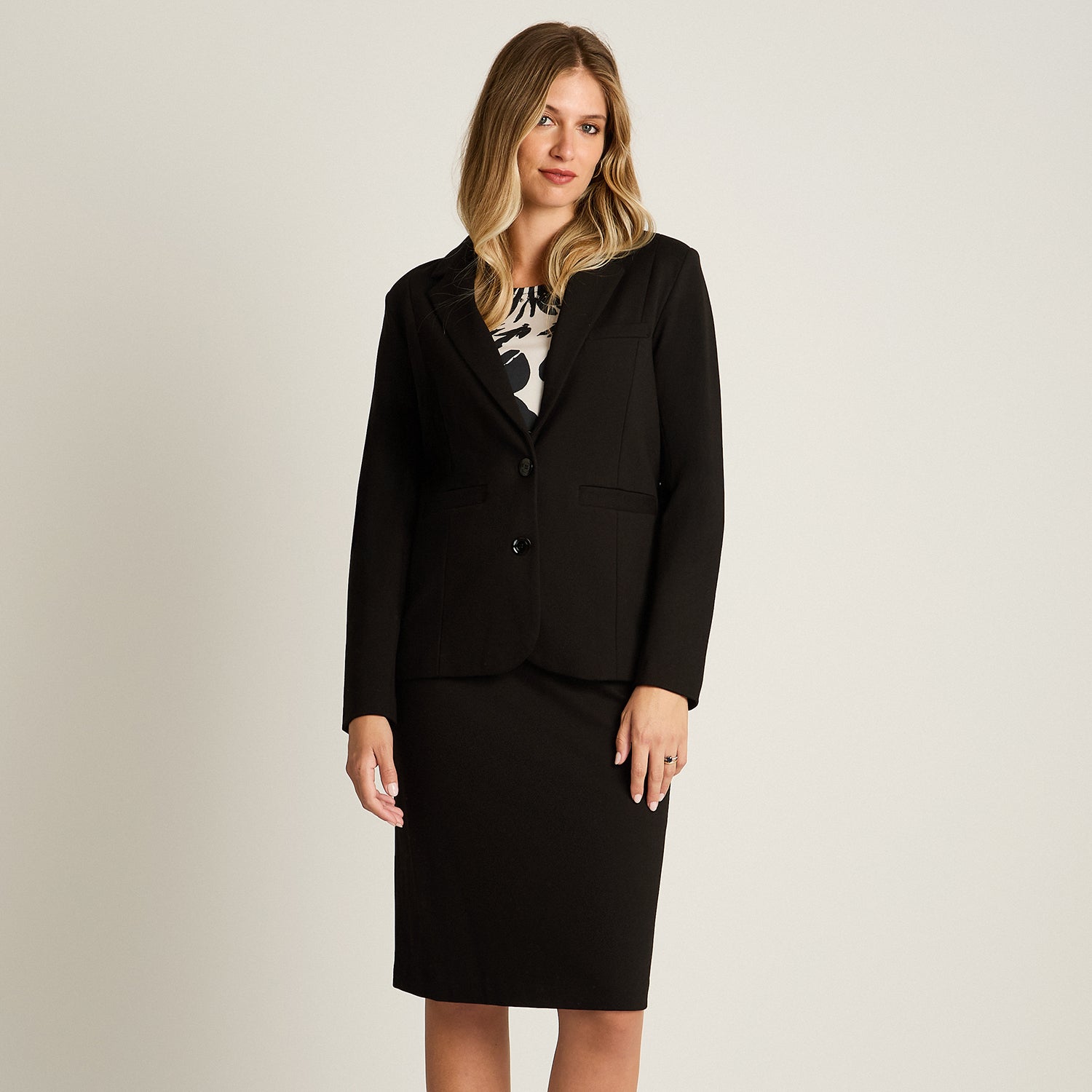 Blazer Negro Básico Punto Roma con Dos Bolsillos