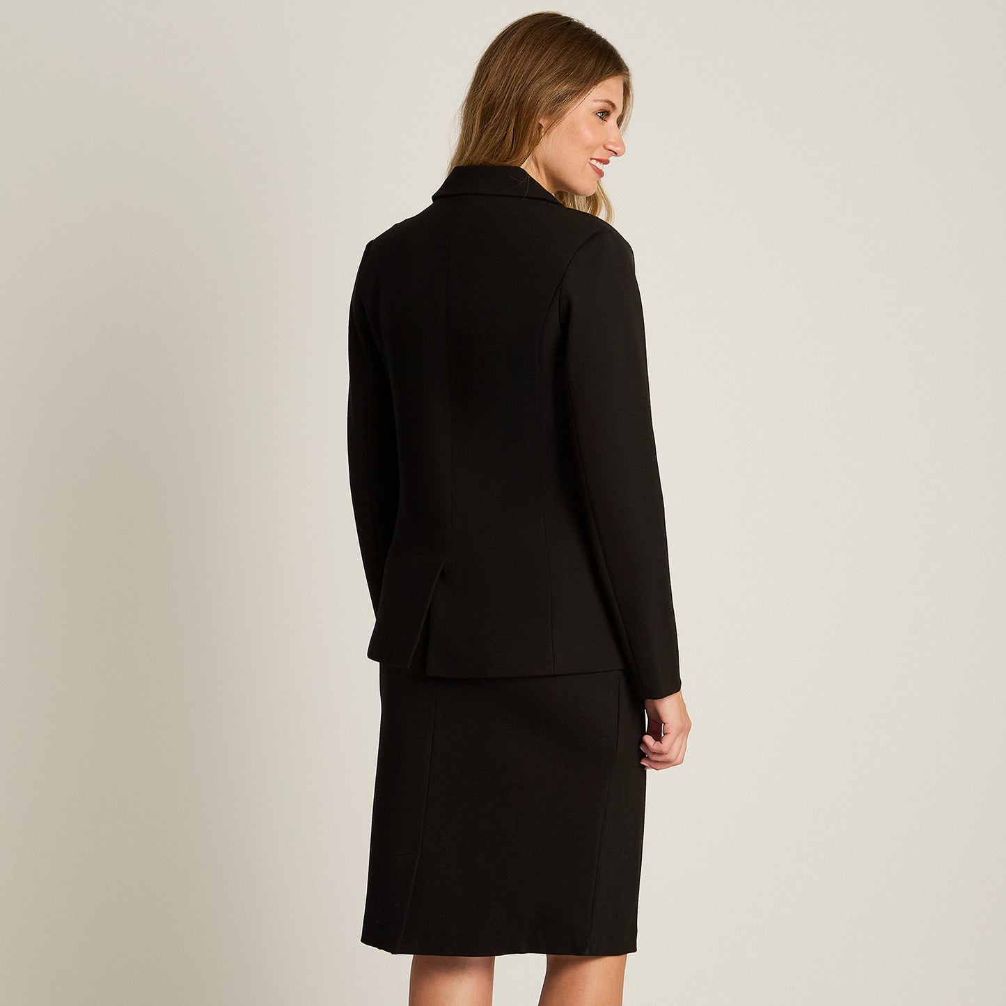 Blazer Negro Básico Punto Roma con Dos Bolsillos