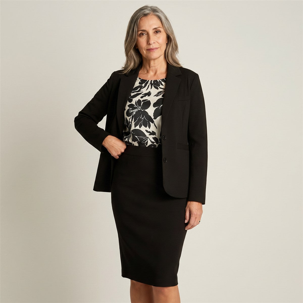 Blazer Negro Básico Punto Roma con Dos Bolsillos en modelo adulta
