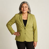 Blazer Pistacho Básico Punto Roma con Dos Bolsillos en modelo adulta
