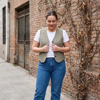Gilette Gris Sin Mangas con Bolsillos Falsos lifestyle