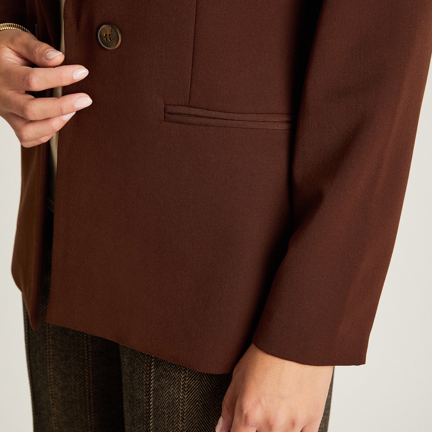 Blazer Cafe Manga Larga Elasticidad Nula Con Forro Calce Normal Tela Plano