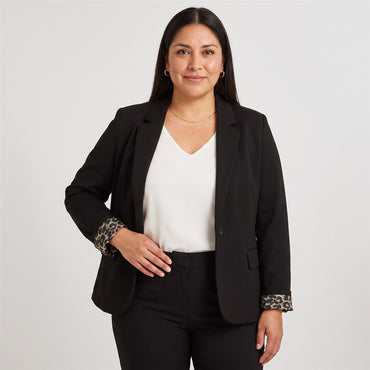 Blazer 1 Botón Bolsillos con Solapa Negro en modelo plus size