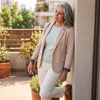Blazer 1 Botón Bolsillos con Solapa Beige lifestyle
