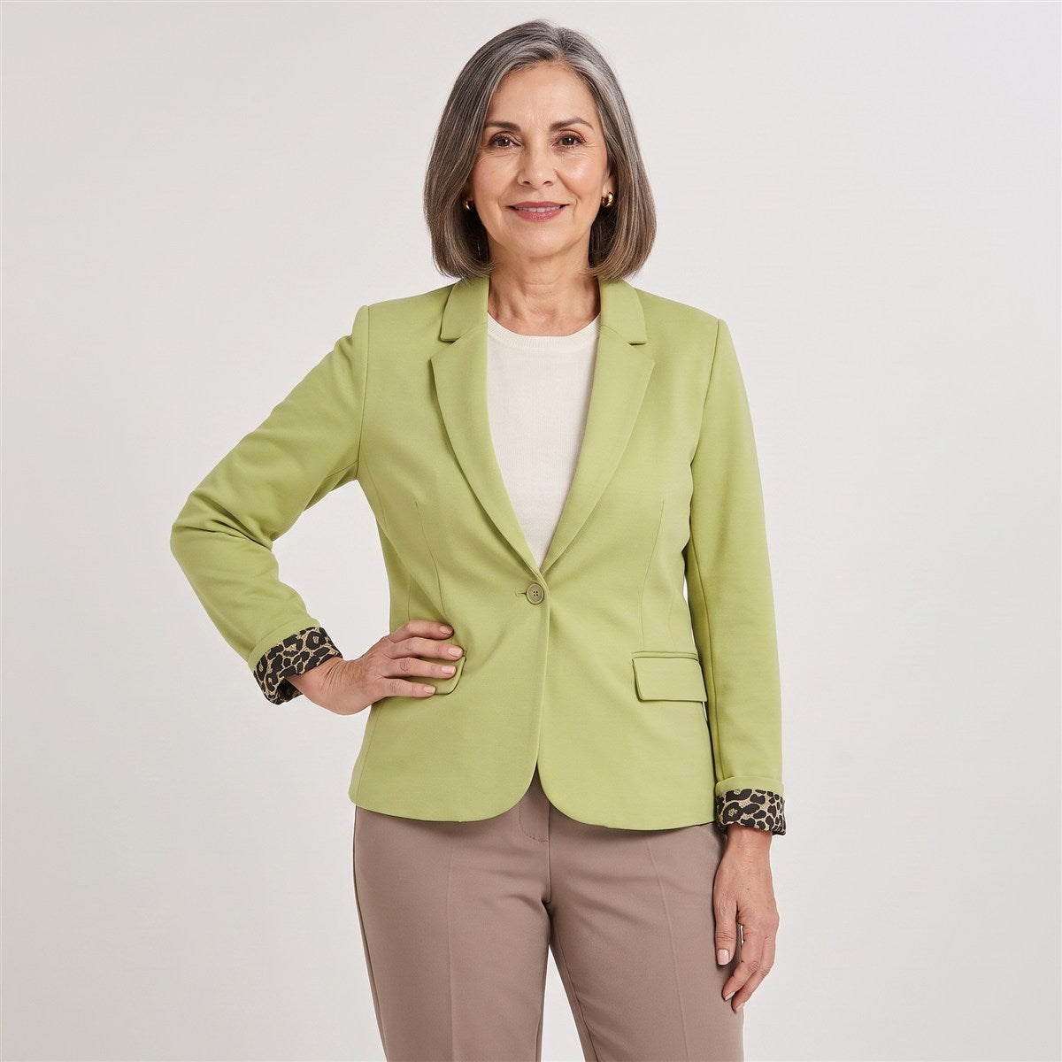 Blazer 1 Botón Bolsillos con Solapa Verde en modelo adulta