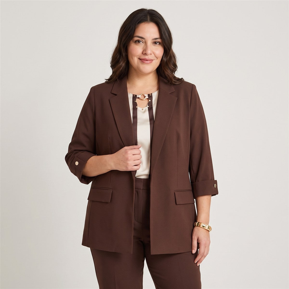 Blazer Manga 3/4 Bolsillos con Solapa Café en modelo plus size