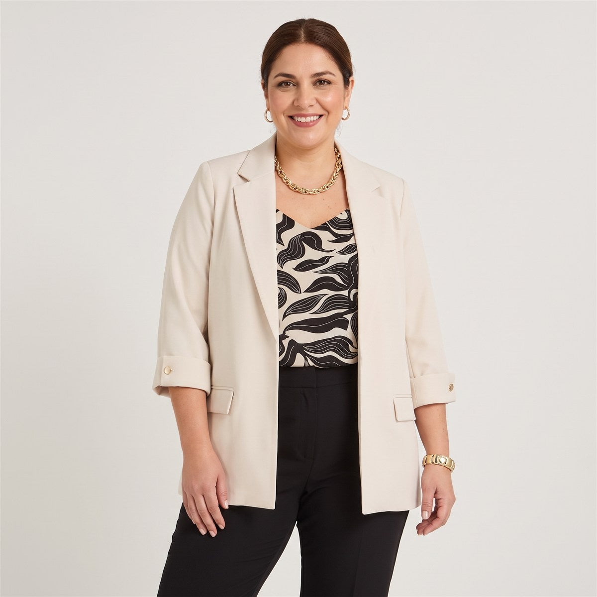 Blazer Manga 3/4 Bolsillos con Solapa Arena en modelo plus size