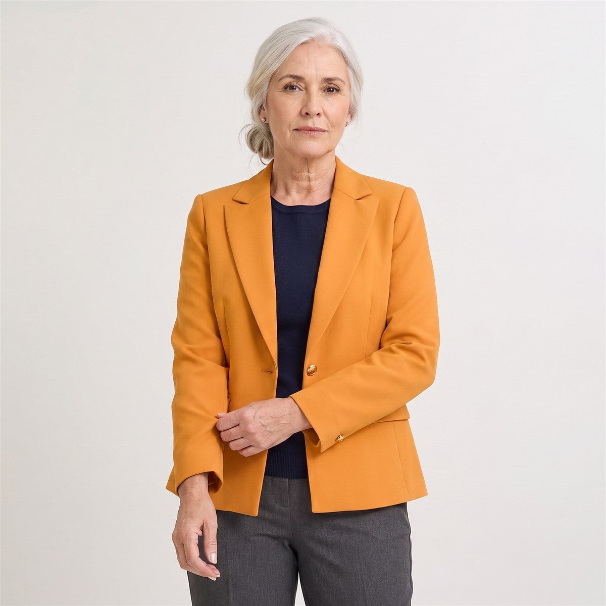 Blazer un Botón con Bolsillo Solapa Mostaza en modelo adulta